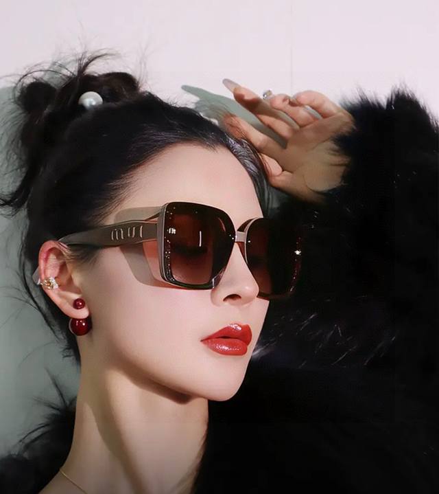 Miumiu Miu Miu 2025 dazzling new models debut on the stage. Trendy sunglasses wi