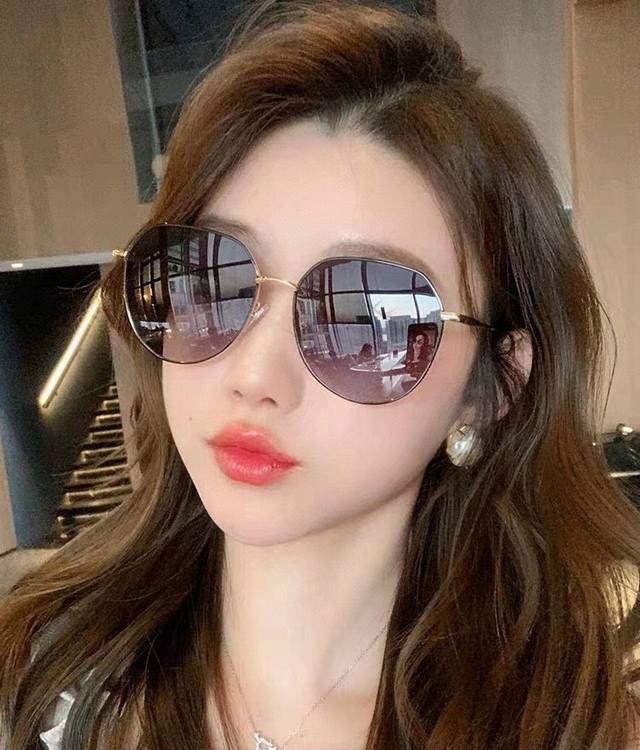 Chanel Trendy and fashionable large-frame sunglasses, comfortable to wear, popul