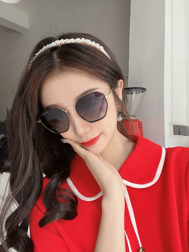 Chanel's new spring sunglasses are popular among internet celebrities. They are