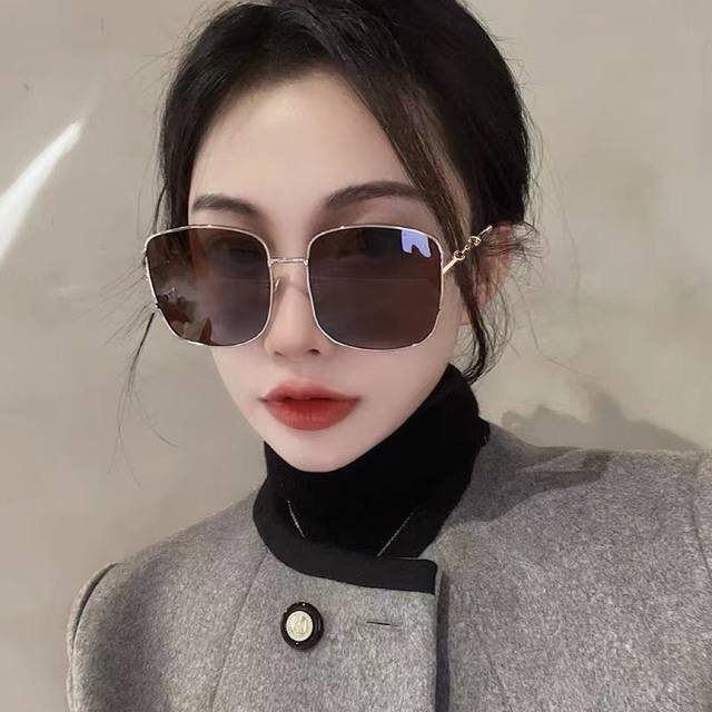 The new Gucci sunglasses have an elegant square frame design that can visually m
