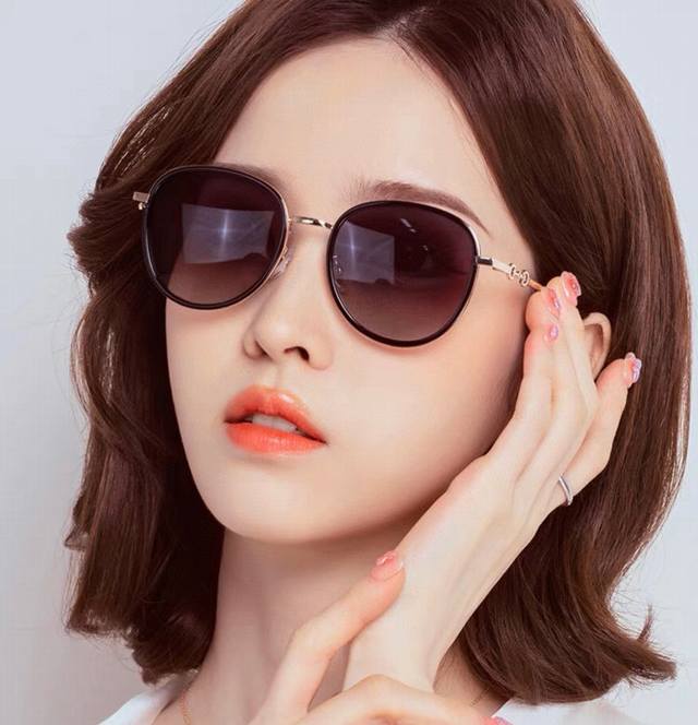 The new round frame design of Gucci sunglasses is elegant and can visually modi