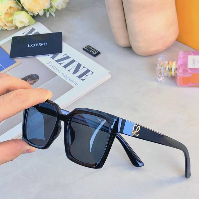 Loew*2025 new style personalized high-end sunglasses for women HD street shot ba