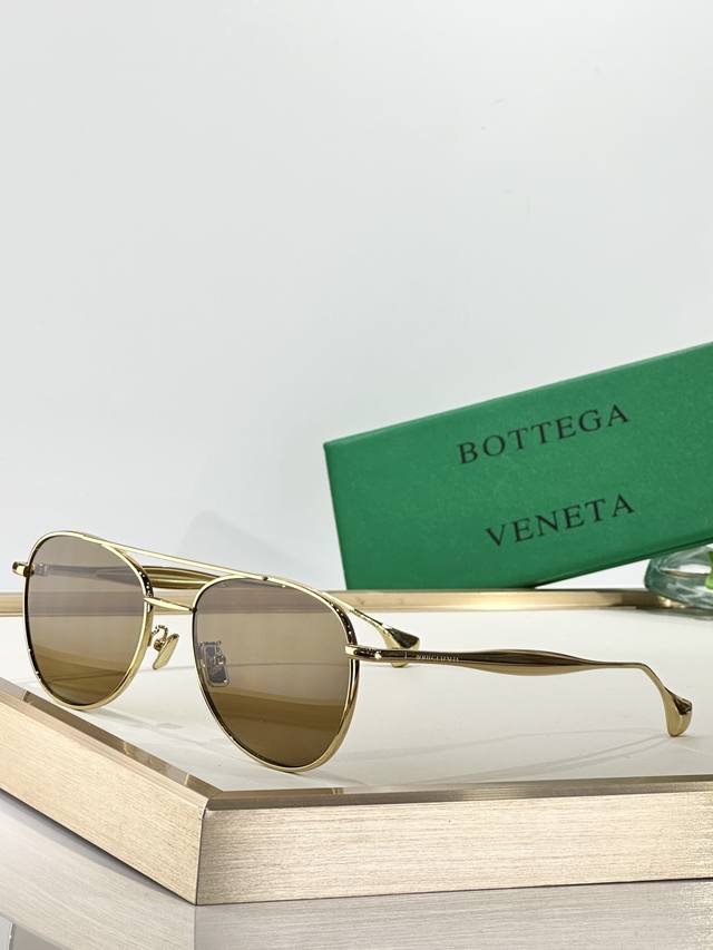 Bottega Venet* Model: Bv1397S Size: 58 ports 19-145 DDD
