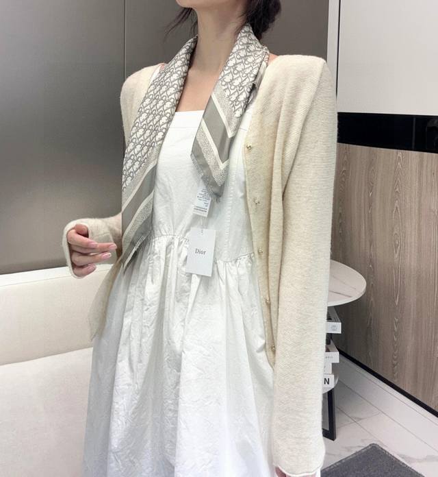 70cm size, double-sided, same color, original fabric, the same Dior staple this