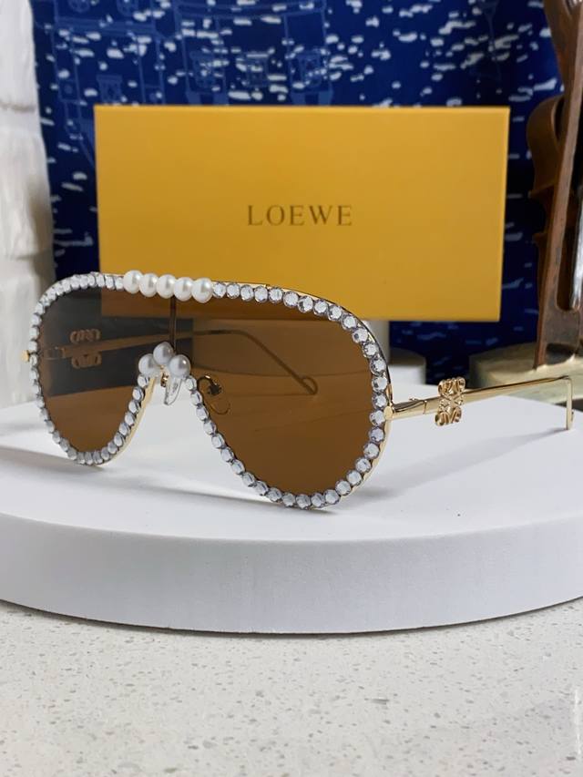 Loewe 2025 new large frame integrated sunglasses European and American personali