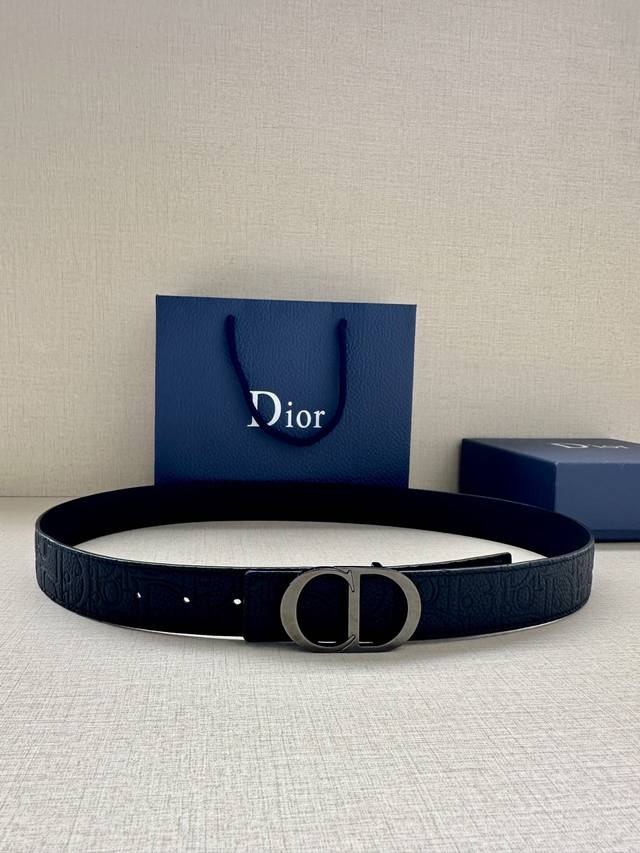 Width 3.5cm This 35mm reversible belt combines elegance with modern style. One s