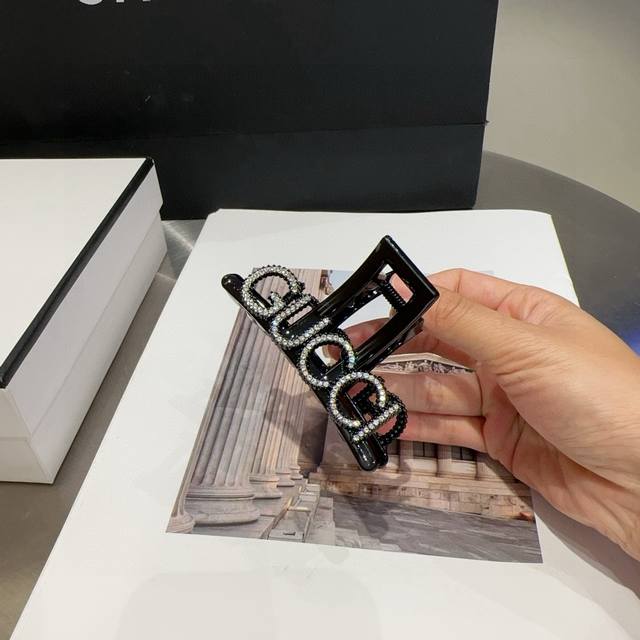 comes with packaging boxGucci's new grab clip, elegant and beautiful, fashionab