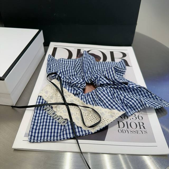 comes with a box Miumiu's new letter hairband, simple and elegant, practical an