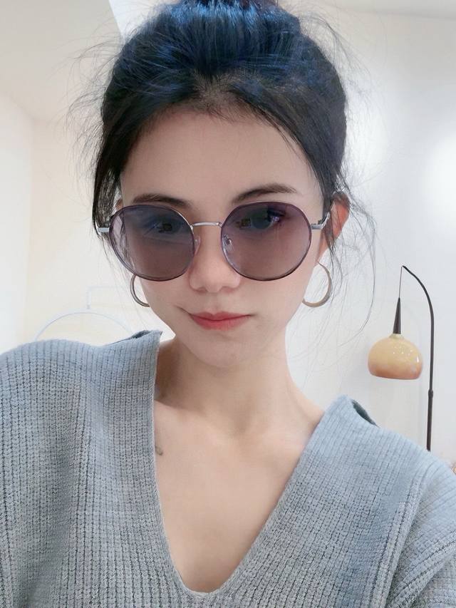 Chanel's 2025 spring new sunglasses are popular among internet celebrities. The