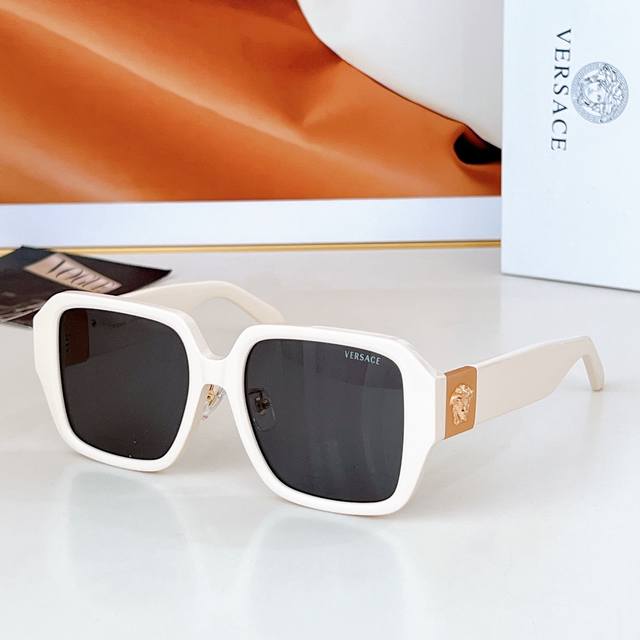 Versac* Model: Ve4472 Dsize: 56 ports 19-145 DDD
