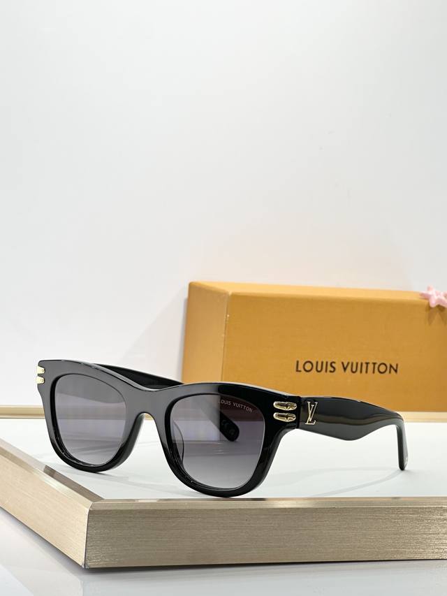 Louis Vuitto* Model: Z2927U Size: 51 ports 22-145 DDD