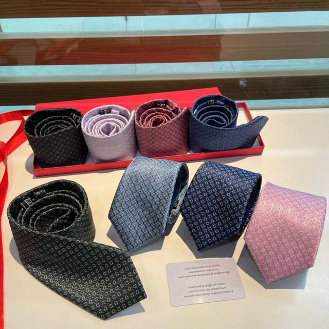 Special packaging Salvatore Ferragamo men's new tie series, allowing men to ful