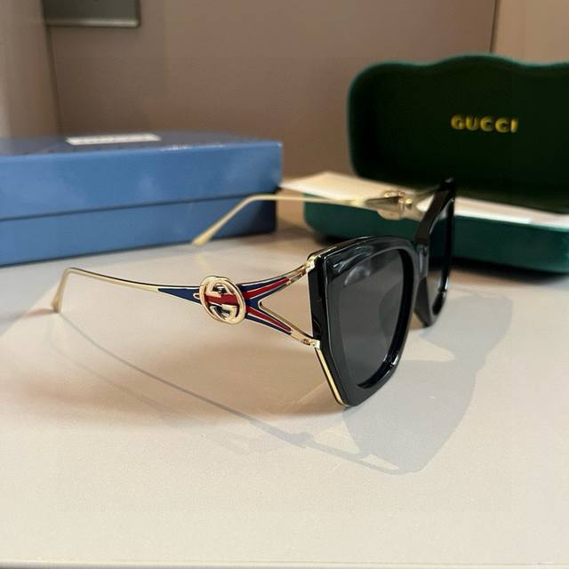 Gucci women's sunglasses, a must-have for traveling and driving