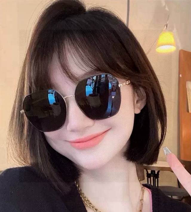 Dior 2025 official new style, many celebrities also like the new large-frame pol