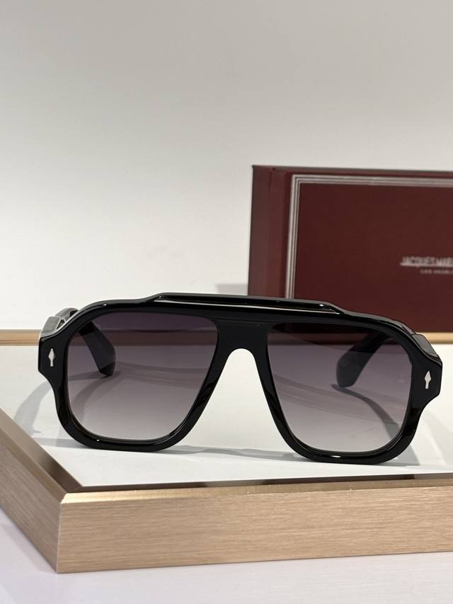 Jacques Marie Mag Model: Octavian Size: 54 ports 17 DDD