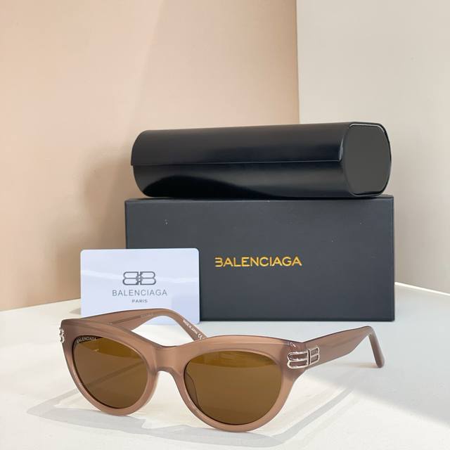 Balenciag*Paris* Model: Bb0466S Size: 55 mouth 20-140 DDD