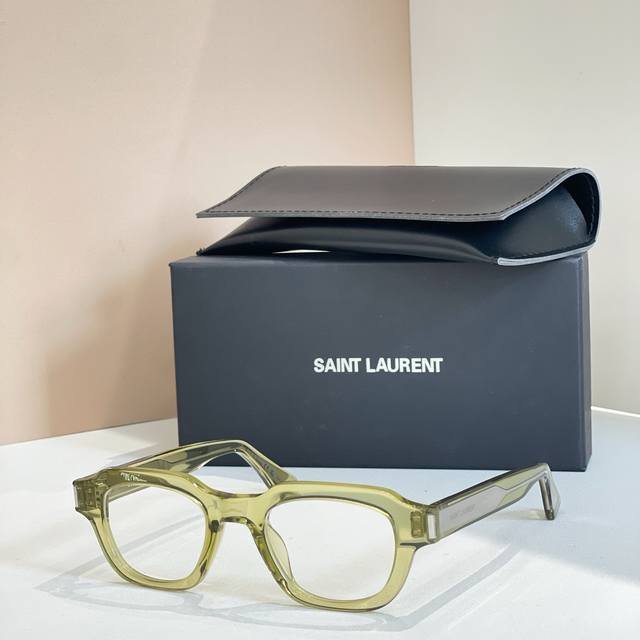 Saint Lauren*Model: Sl 792Size: 48 ports 22-145 DDD