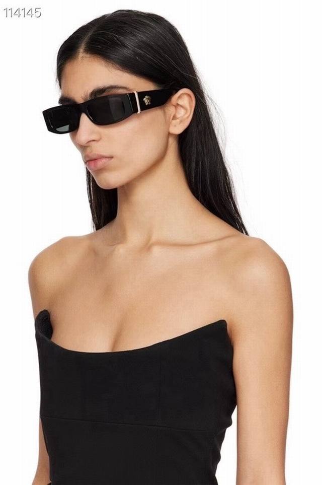 Fans*'s new sunglasses are available on the official website in the original 1:1