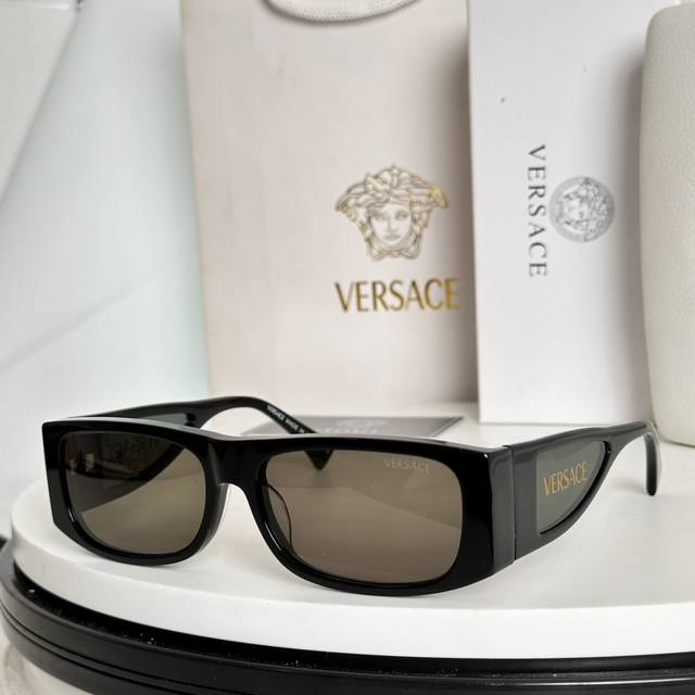Fans*'s new sunglasses are available on the official website in the original 1:1