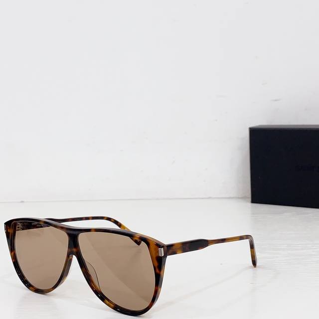 Sl731 Gaspar The temples are engraved with the Saint Laurent logo. YSL has relea