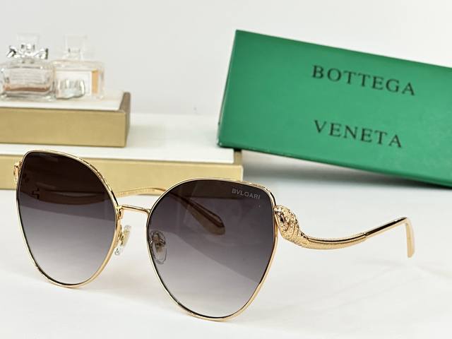 Bottega Venet* Model: Bv40010U Size: 61 ports 16-138 DDD