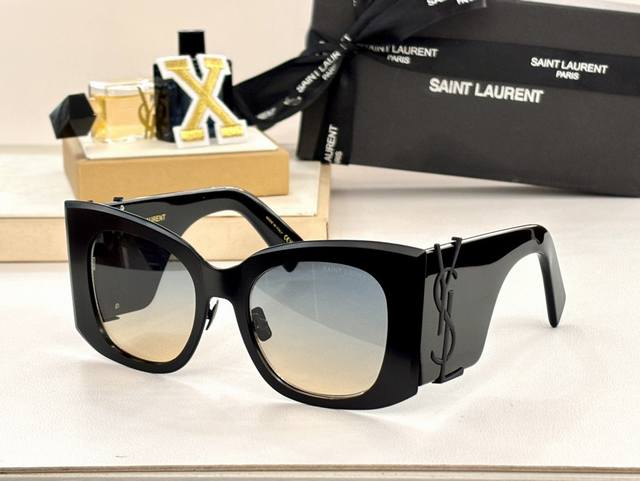 Oversized Saint Lauren* Model: Sl M245 Size: 54 ports 20-145 DDD