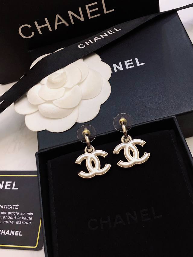 Chanel's hot-selling earrings are now on sale! Chan 23 Double C black gold ename
