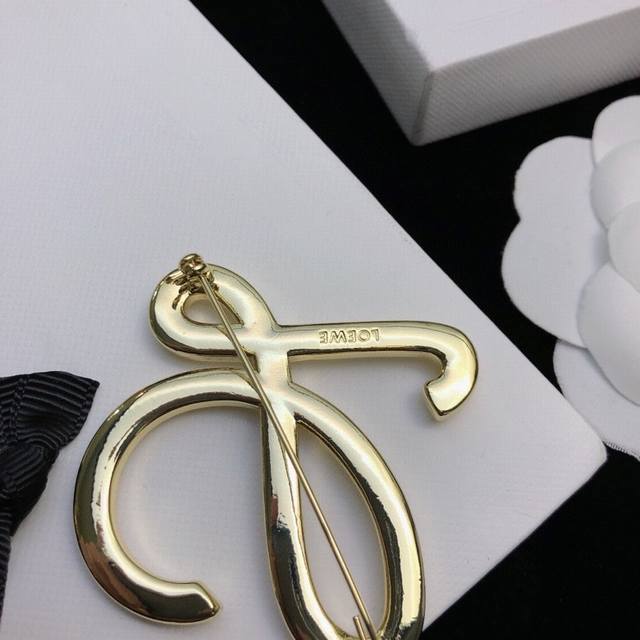 Loewe's design is really amazing, very artistic! Its logo is the most beautiful