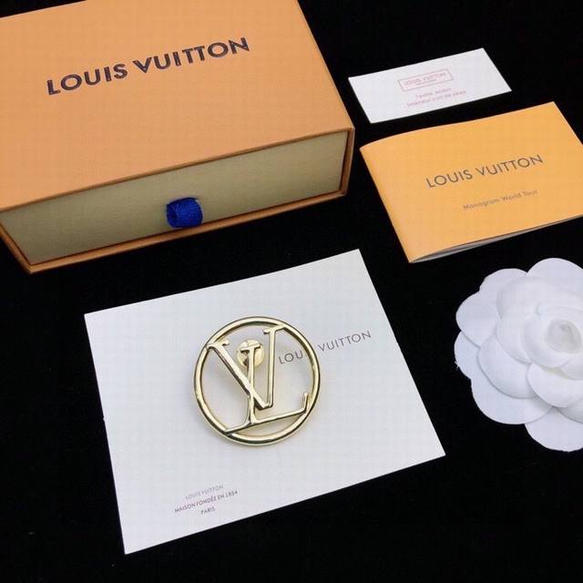 Lv new counter simultaneous sale Lv letter smooth brooch classic logo works sele