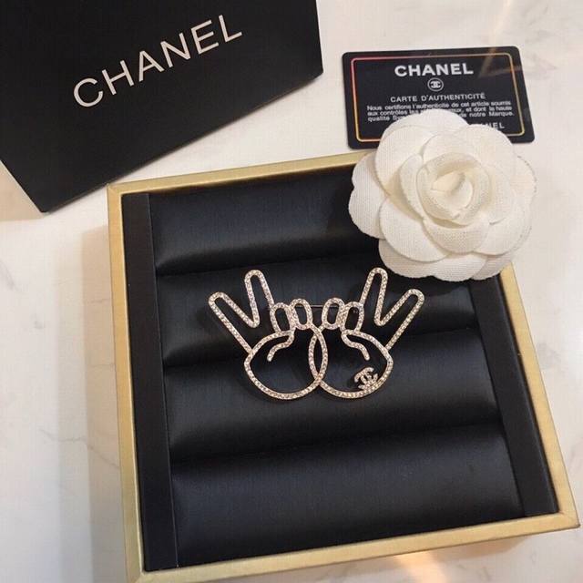 Chanel brooches are shipping, original materials are available at the counter a