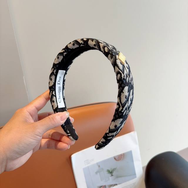 with packaging Dior's new classic letter wide headband, counter quality makes y