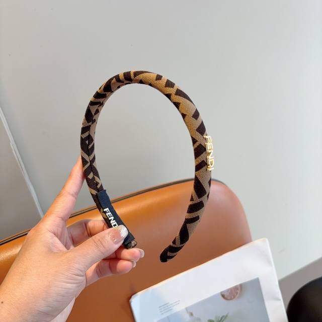 With packagingFendi new retro headband, simple and versatile headband, a must-ha