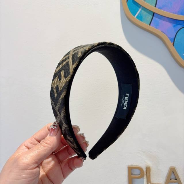 with packaging Fendi Fendi high version of the new classic letter wide headband