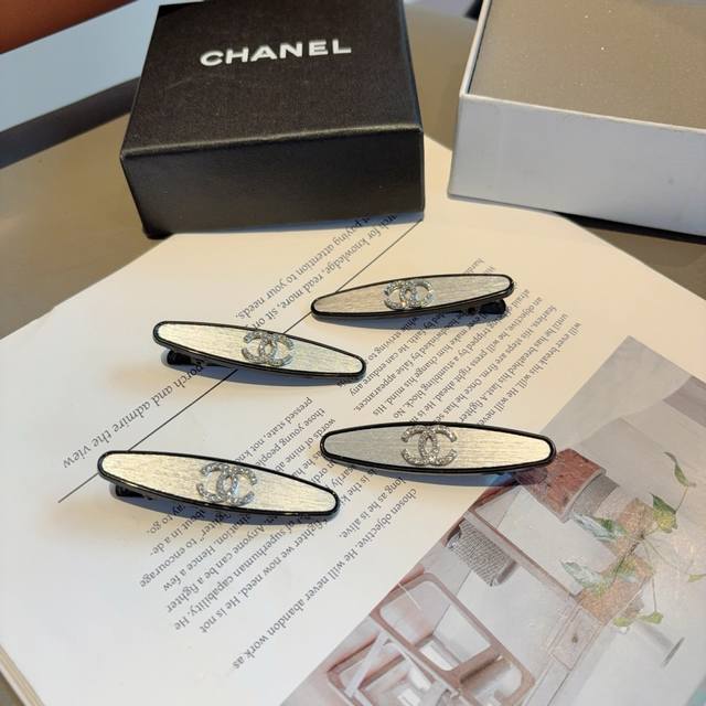comes with a pair of Chanel's new Chanel style metal high-end Bb clips, classic