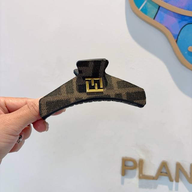 with packaging Fendi new handmade internet celebrity hairpin, high-end letter s