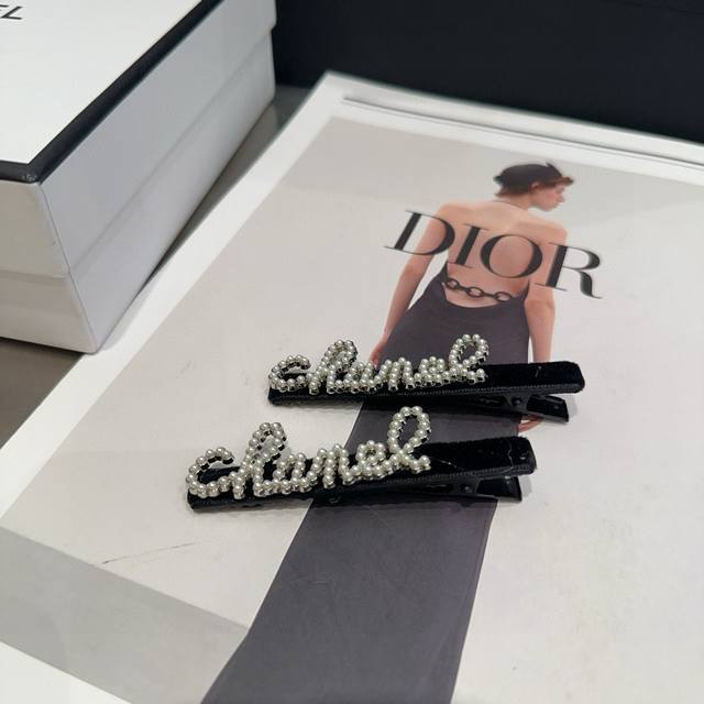 with box single Chanel Chanel's latest small pearl bangs clip, super beautiful!