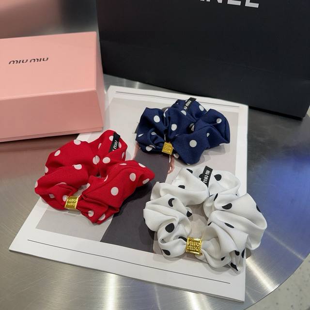 Comes with boxMiumiu's new polka dot hairband, simple and elegant, practical an