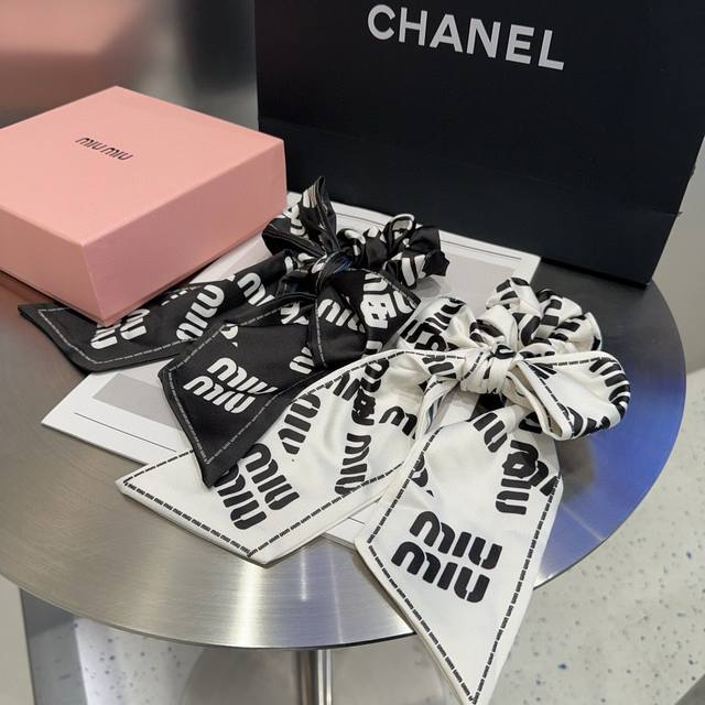 comes with a box Miumiu's new letter hairband, simple and elegant, practical an