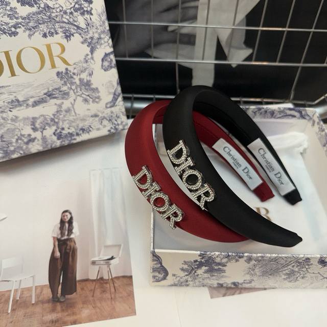 With packaging boxDior Dior D's new headband, fashionable and versatile! Simple