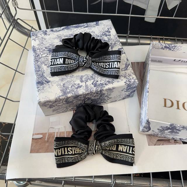 With packaging boxDior Dior D's new hair band, fashionable and versatile! Simple