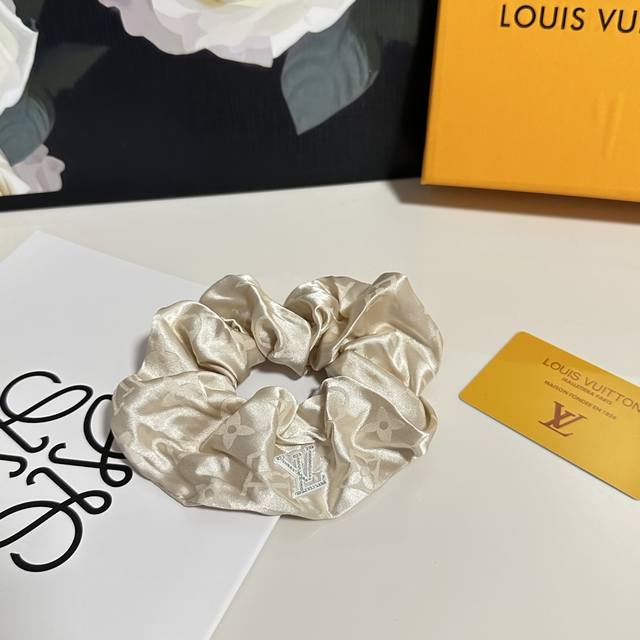 Special packaging Lv Louis Vuitton classic silk hair band looks very good on the