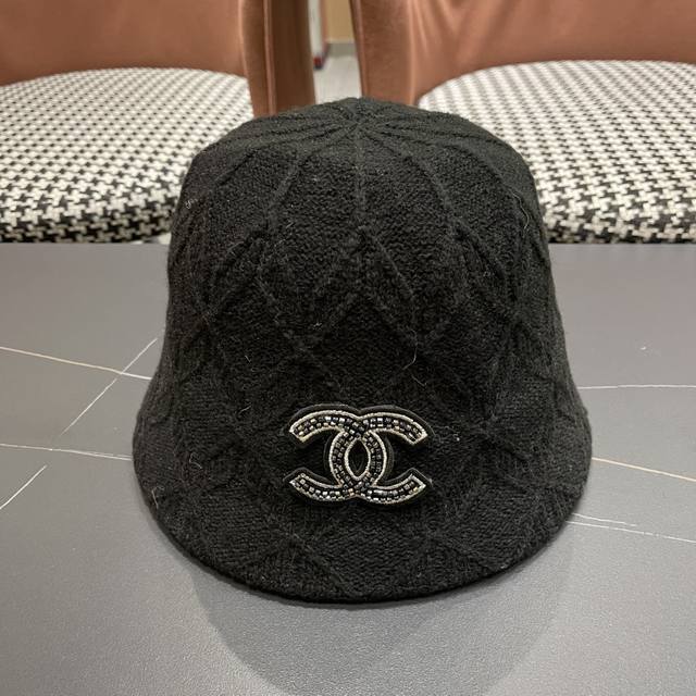 Chanel Chanel 2025 new autumn and winter striped knitted fisherman hat fur bucke