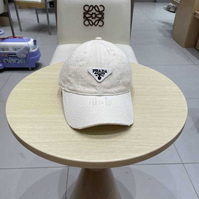 Prada baseball cap autumn style The design is super strong and refreshing The he