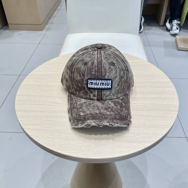 Miumi Miu Miu baseball cap Very attractive unisex style Brings a sense of atmosp