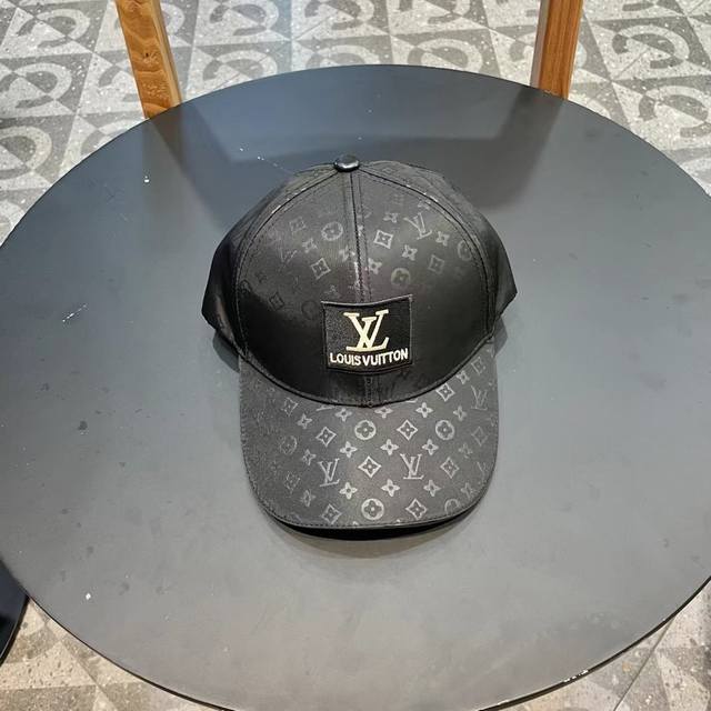 Louivuittonlv counter new Louis Vuitton embroidered baseball cap, simple and gen