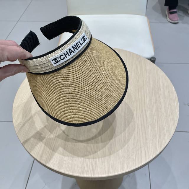 Chanel's new hollow top hat Sweet style The hat is hollow so you won't feel stuf