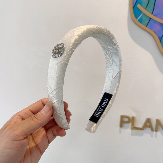With packagingMiumiu Miu Miu's new high-end textured sponge headband with metal