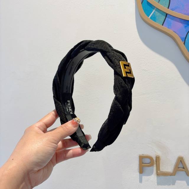 with packaging Fendi Fendi's hottest new headband, retro headband, simple and v