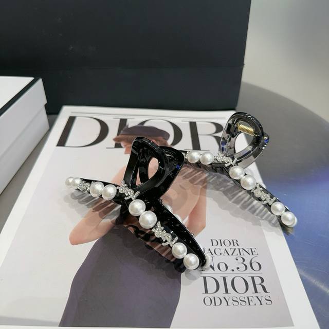 with packaging boxYsl Saint Laurent's new grab clip, elegant and beautiful, fas