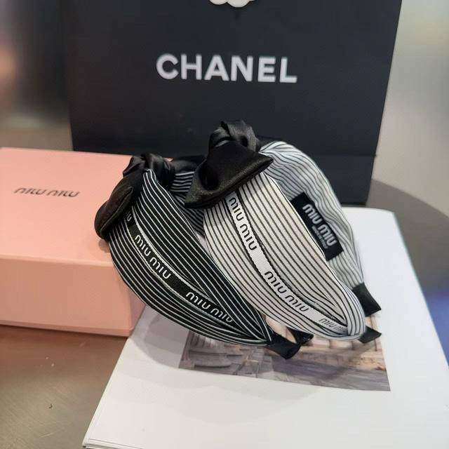 Comes with packaging box Miumiu's new headband is simple and elegant, practical